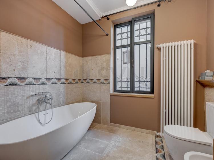 Apartament cu 4 camere semidecomandat în Dorobanți