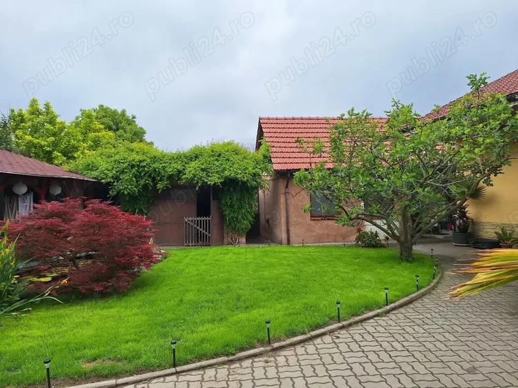 Casă cu 6 camere cu Teren 1330 Mp în Central
