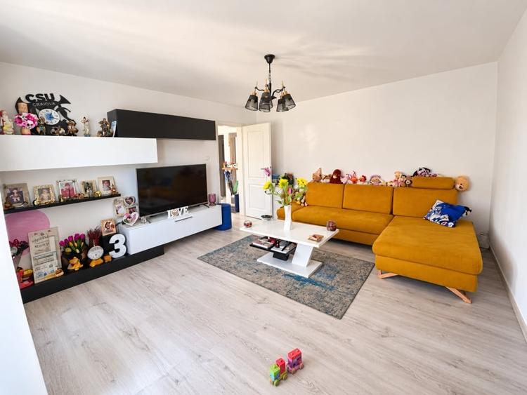 Apartament cu 3 camere decomandat, mobilat în Central