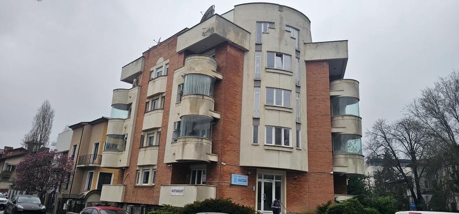 Apartament cu 3 camere semidecomandat, mobilat în Capitale