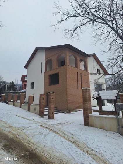 Casă cu 8 camere cu Teren 1000 Mp în Bujoreni