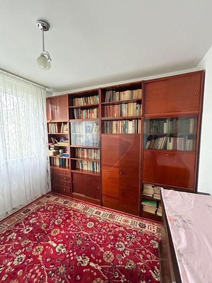 Apartament cu 4 camere decomandat în Periferie