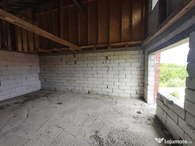 Casă cu 2 camere cu Teren 4400 Mp în Central