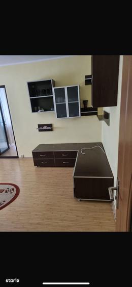 Apartament cu 3 camere semidecomandat în Sud