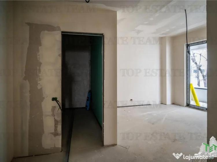 Apartament cu 4 camere semidecomandat în Iancului