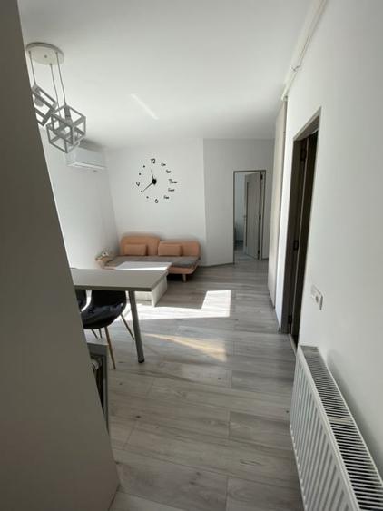 Apartament cu 3 camere semidecomandat, mobilat în Florești