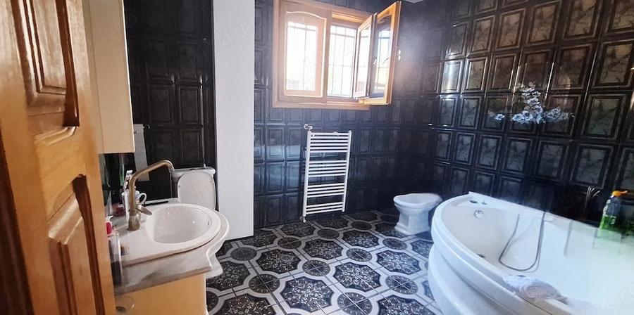 Casă cu 5 camere cu Teren 190 Mp în Ultracentral