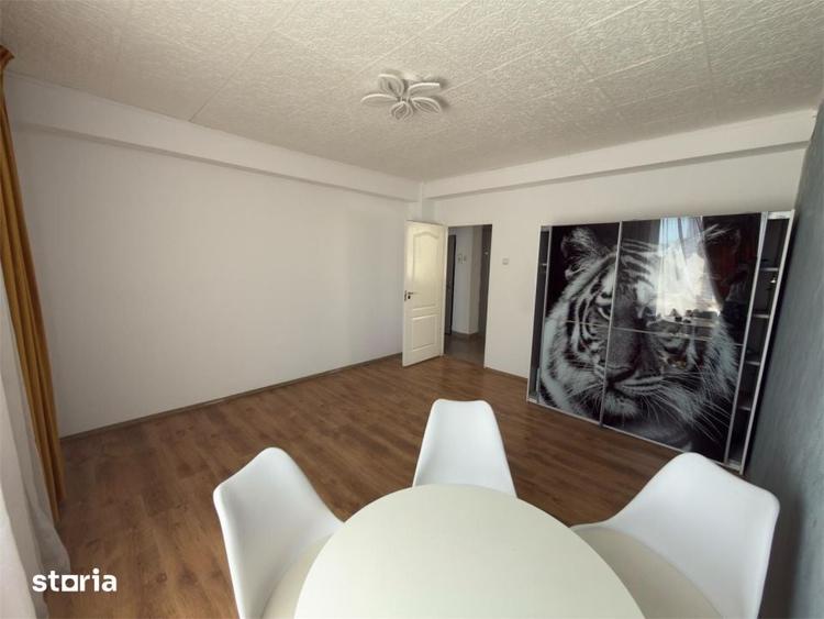 Apartament cu 3 camere semidecomandat în Democrației