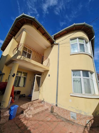 Casă cu 5 camere cu Garaj în Central