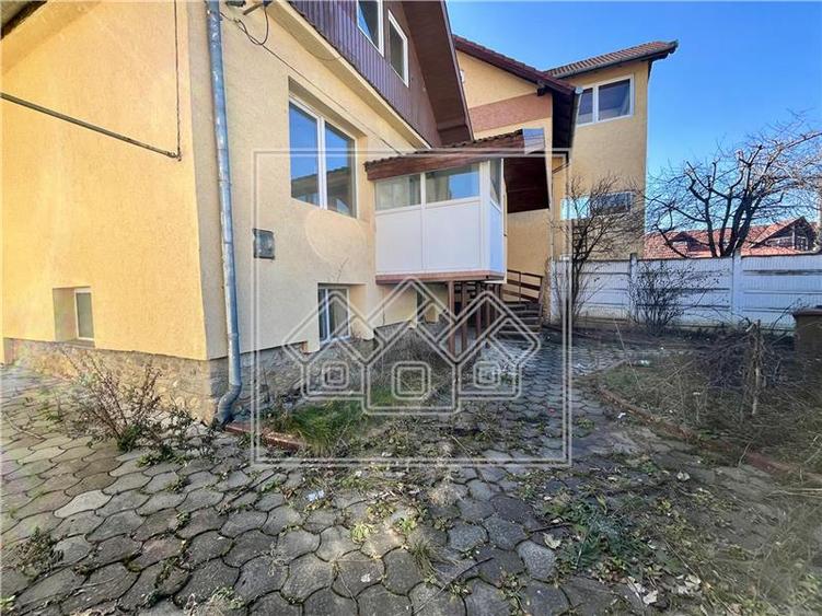 Casă individuală cu 6 camere cu Canalizare în Trei Stejari