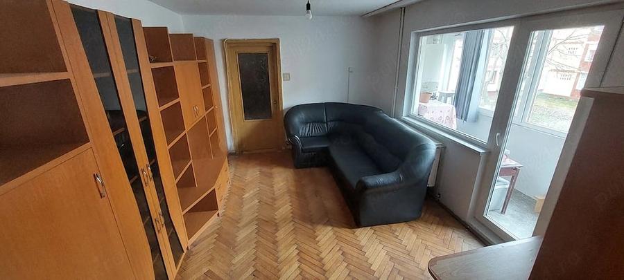 Apartament cu 3 camere semidecomandat în Govândari