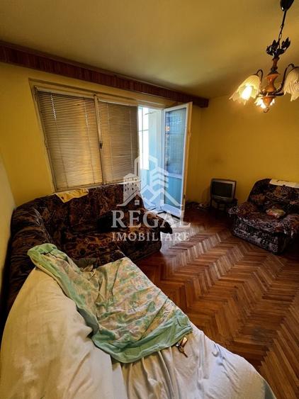 Apartament cu 3 camere semidecomandat în Central