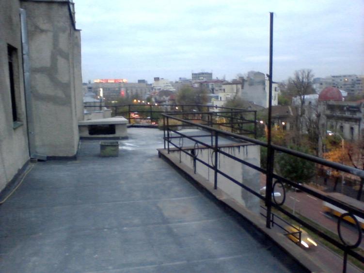 Penthouse cu 4 camere semidecomandat în P-ța Victoriei
