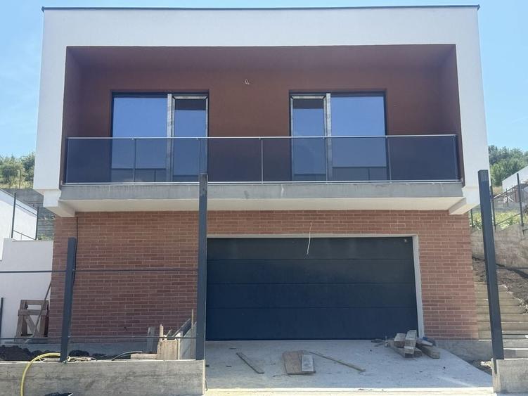 Casă cu 4 camere în Dezmir