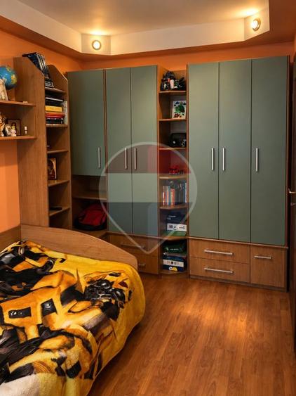 Apartament cu 3 camere semidecomandat, mobilat în Rogerius