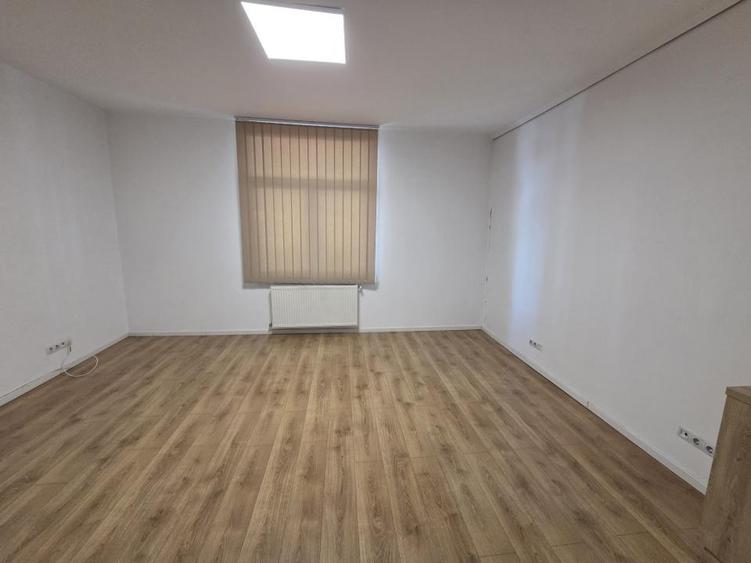 Birou, de 115 mp, în Central