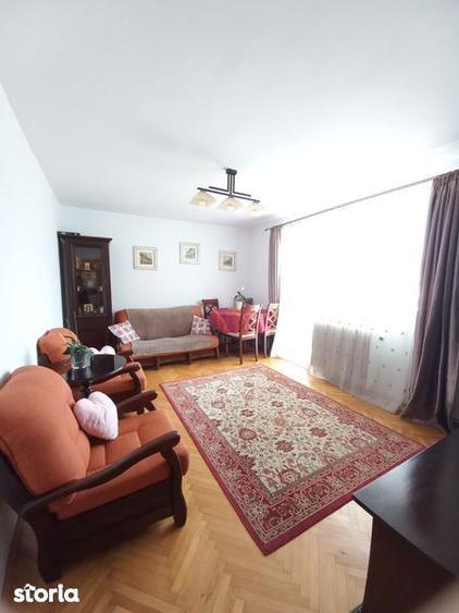 Apartament cu 4 camere decomandat în Gruia
