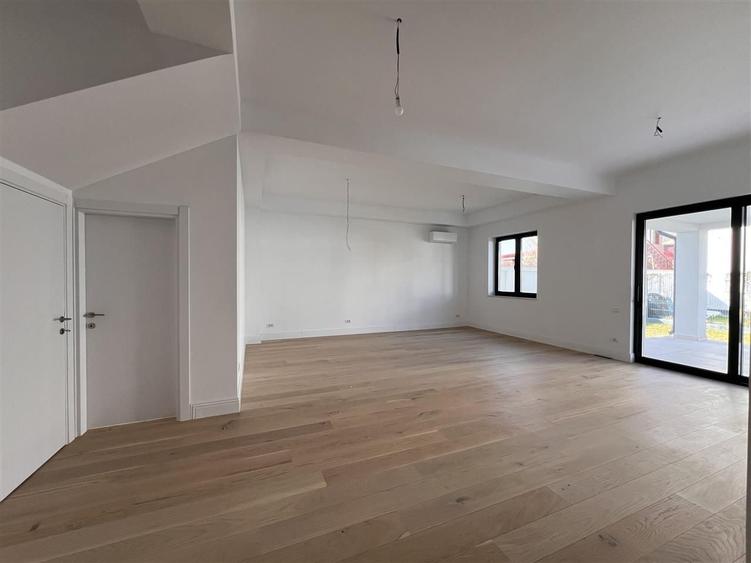 Casă individuală cu 9 camere cu Canalizare în Corbeanca