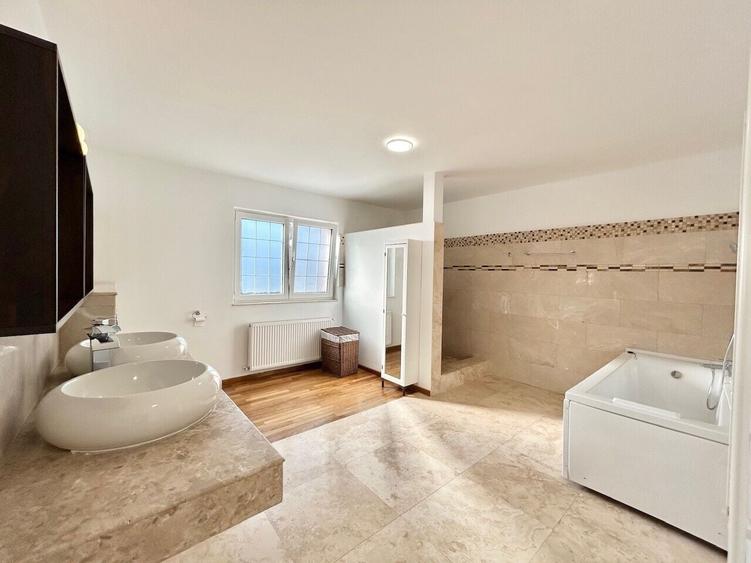 Duplex cu 8 camere cu Canalizare în Iancu Nicolae