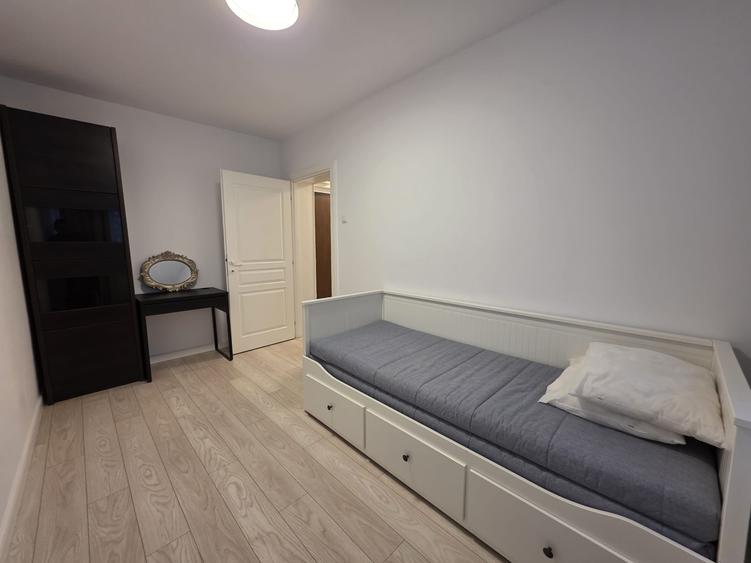 Apartament cu 3 camere semidecomandat în Balta Albă