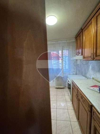 Apartament cu 3 camere semidecomandat, mobilat în Podgoria