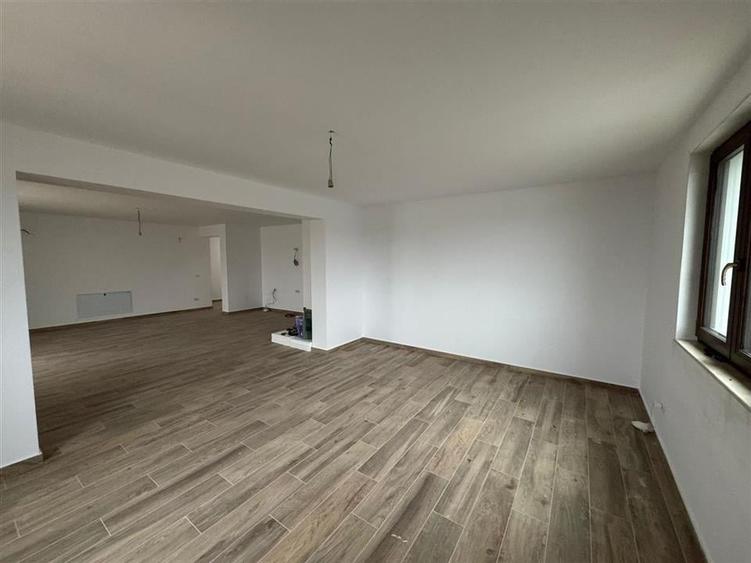 Casă individuală cu 4 camere cu Garaj în Central
