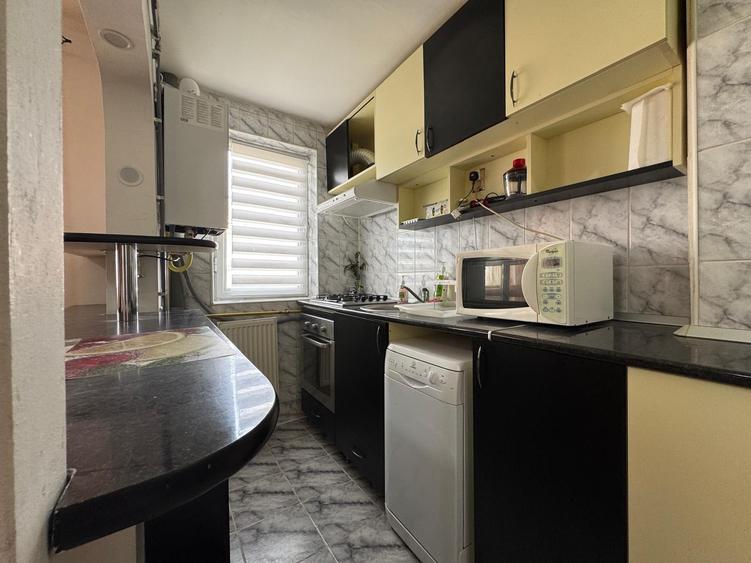 Apartament cu 2 camere semidecomandat în Podu Roș