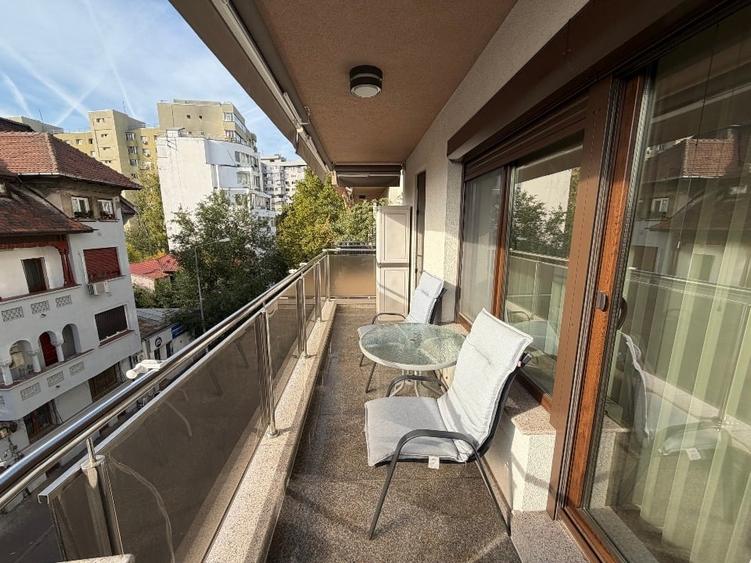 Apartament cu 3 camere semidecomandat, mobilat în Banu Manta