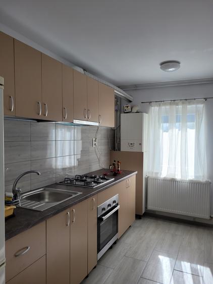 Apartament cu 3 camere decomandat în CET