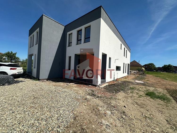 Duplex cu 4 camere cu Canalizare în Săcălaz