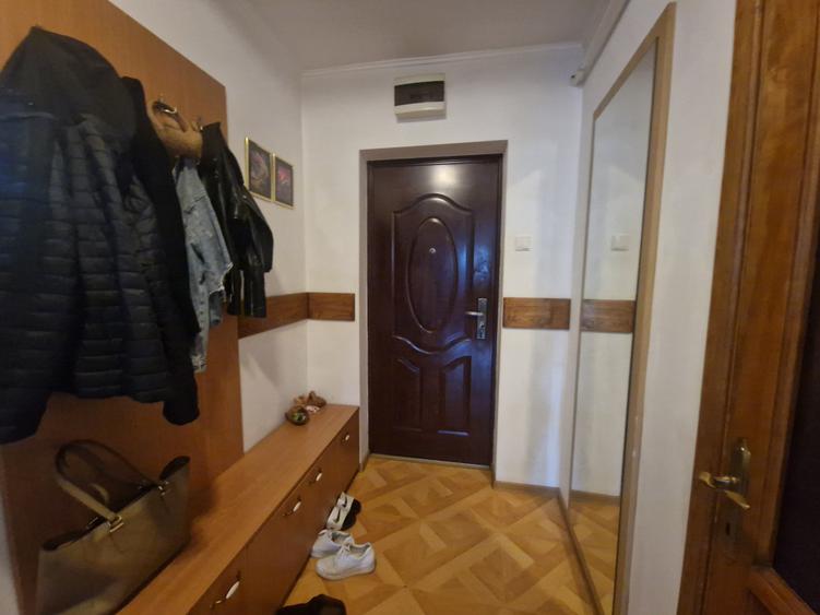 Apartament cu 4 camere decomandat în Nicolina