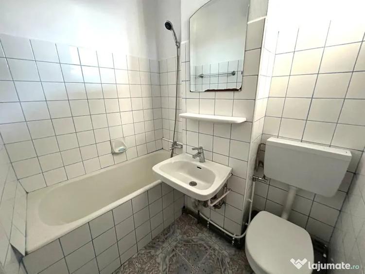 Apartament cu 3 camere semidecomandat în Cetate