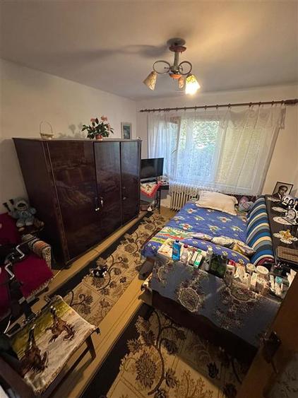 Apartament cu 3 camere decomandat în Podu Roș