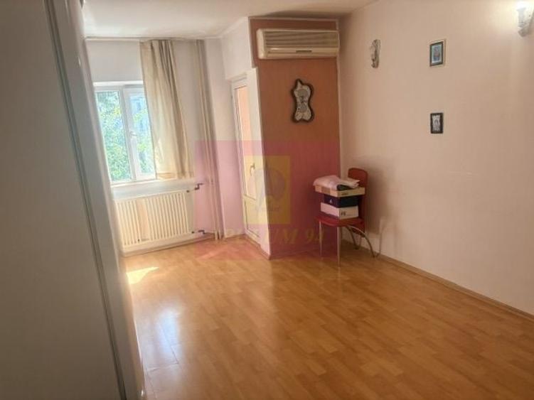 Apartament cu 3 camere decomandat în Drumul Sării