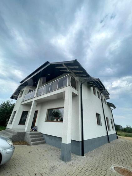 Casă individuală, P+1+M,  teren 6000 mp - zona Spătărești - 2