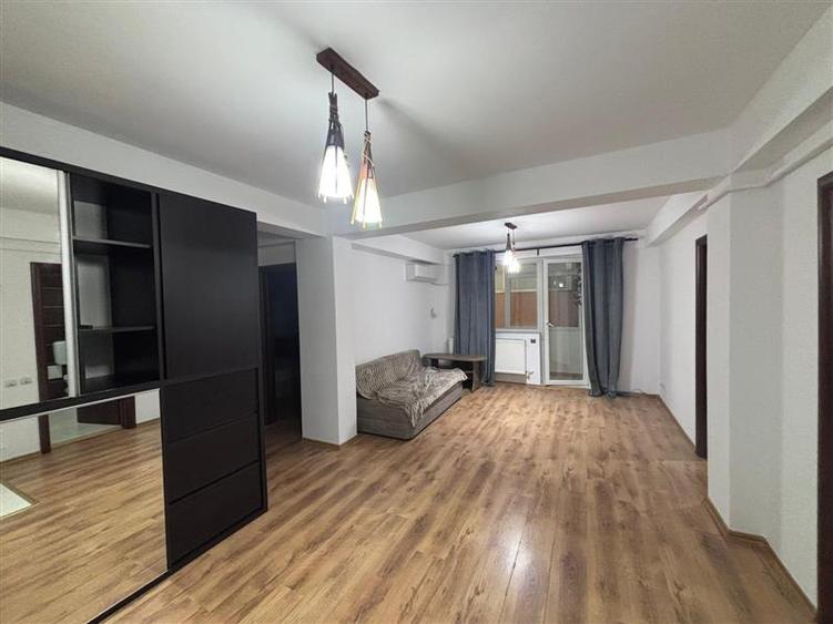 Apartament cu 3 camere semidecomandat în Berceni