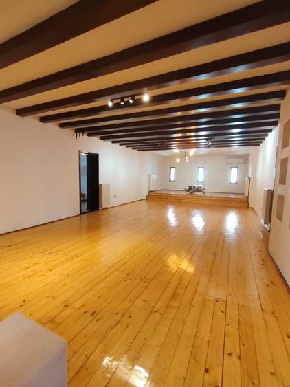 Apartament cu 4 camere semidecomandat în P-ța Victoriei