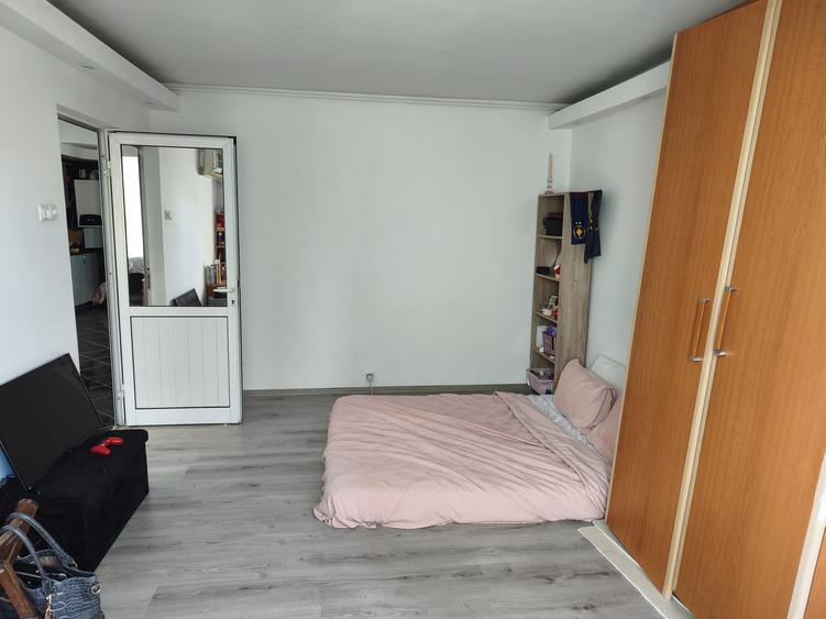 Apartament cu 3 camere decomandat în Drumul Taberei