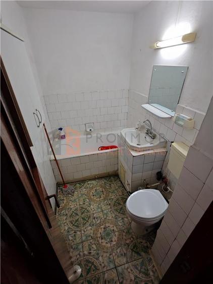 Apartament cu 3 camere semidecomandat în Micro 5