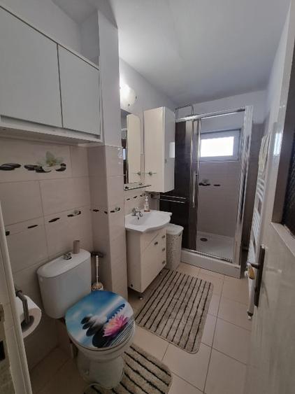 Apartament cu 3 camere semidecomandat, mobilat în Girocului