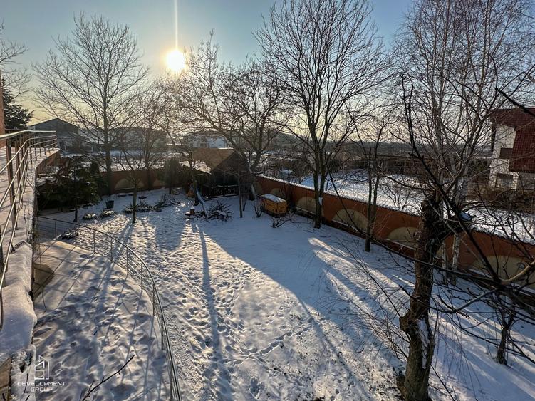 Duplex cu 11 camere cu Garaj în Central