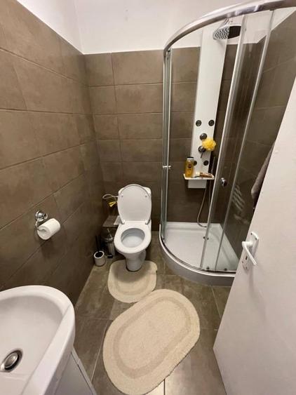 Apartament cu 3 camere semidecomandat, mobilat în Lenin