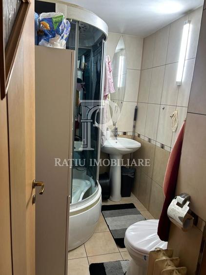 Apartament cu 3 camere semidecomandat, mobilat în Rogerius
