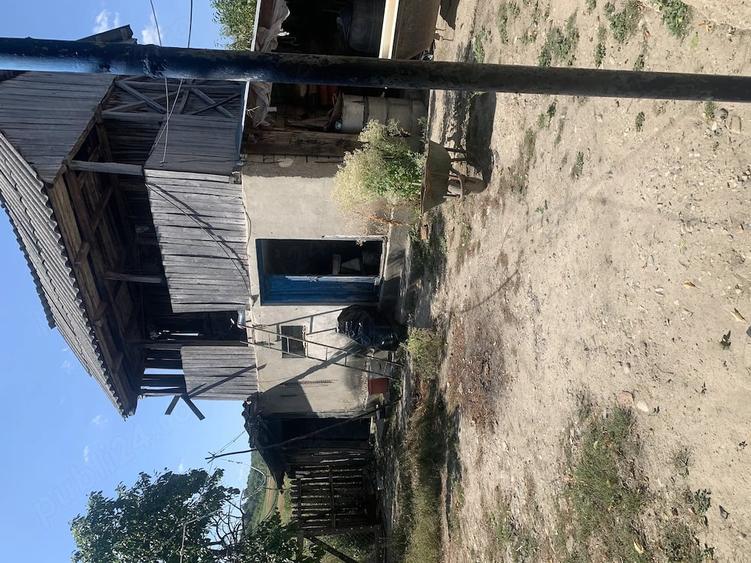 Casă cu 4 camere cu Teren 1800 Mp în Lăcusteni