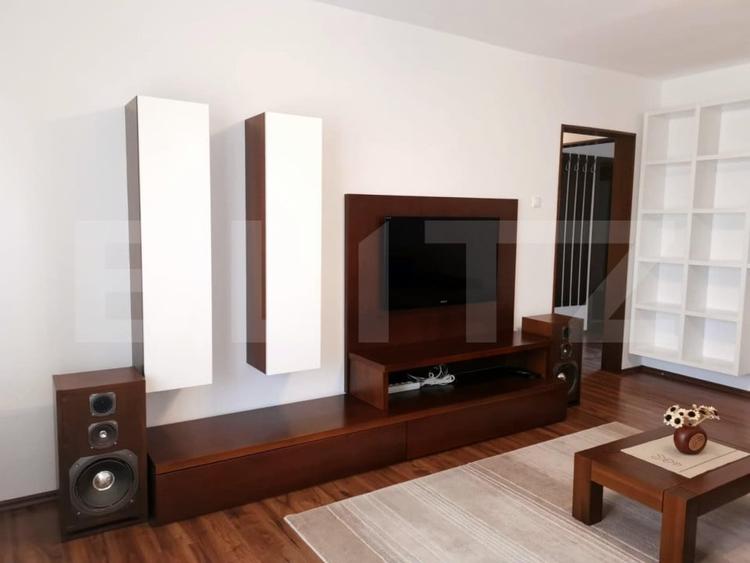 Apartament cu 3 camere semidecomandat, mobilat în Între Lacuri
