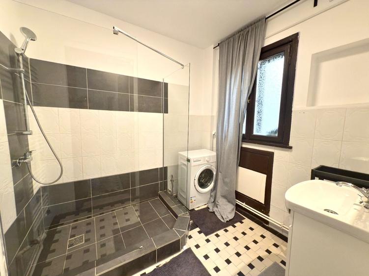 Apartament cu 5 camere decomandat, mobilat în P-ța Universității