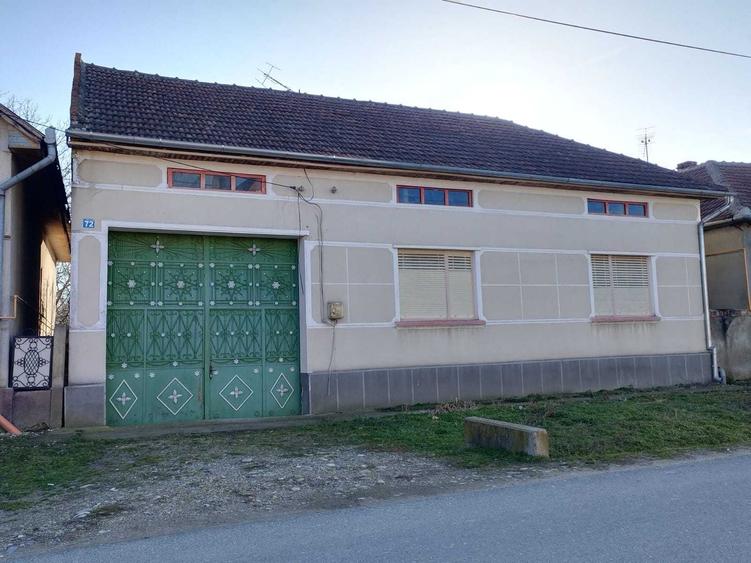 Casă cu 3 camere în Coșteiu