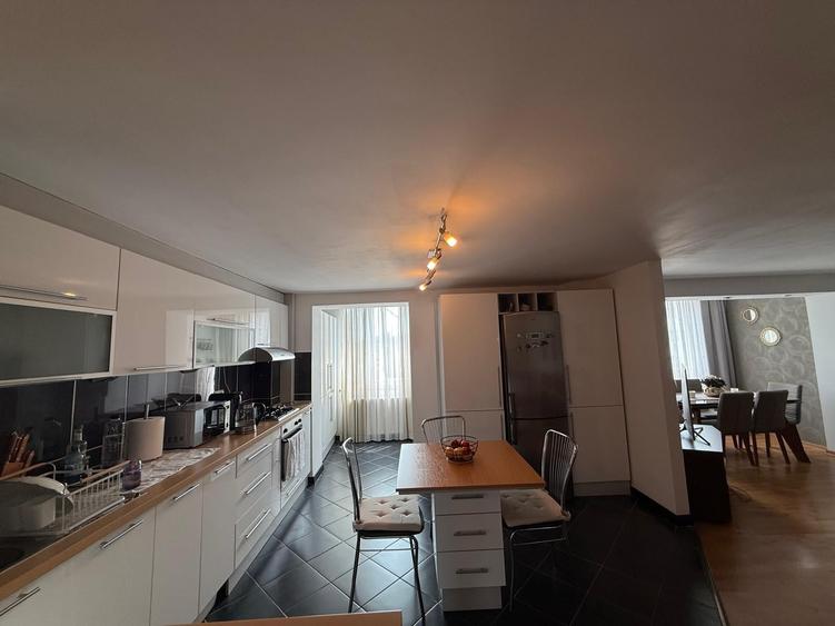 Apartament cu 3 camere decomandat în Dorobanți