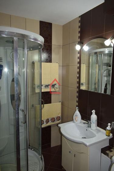 Apartament cu 3 camere decomandat, mobilat în Podu Roș