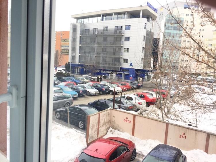 Birou, de 220 mp, în P-ța Victoriei